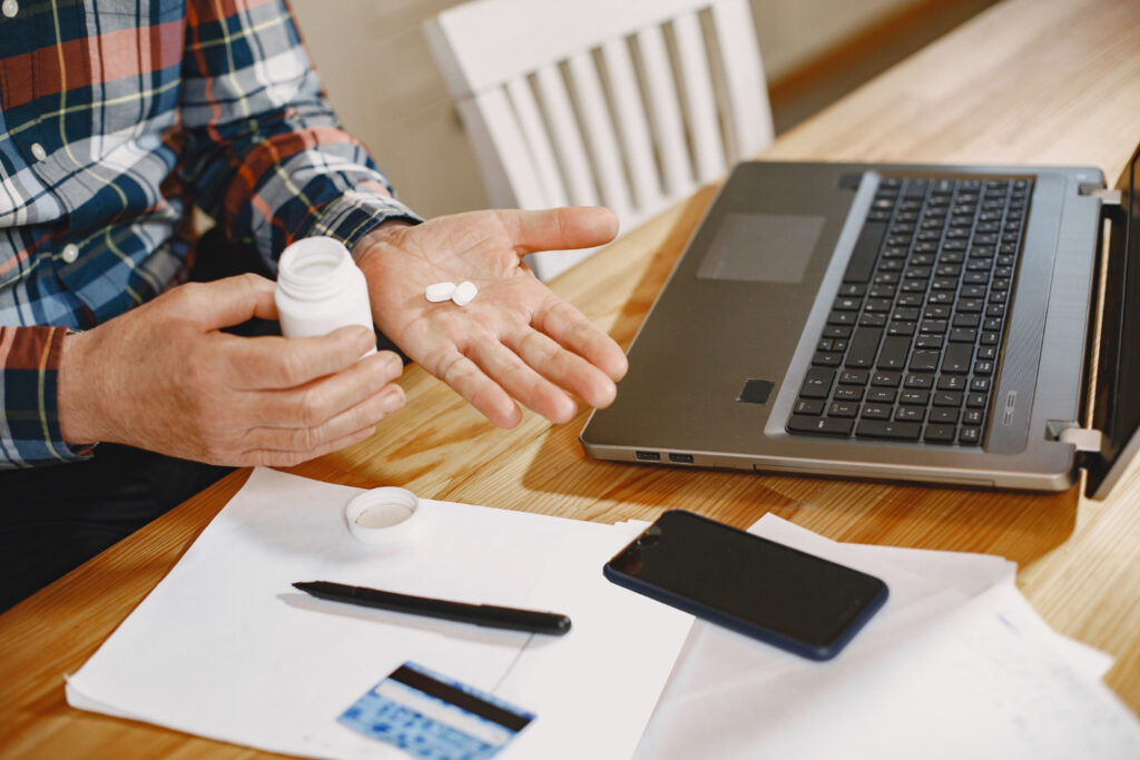 Como comprar medicamentos online com segurança e evitar golpes